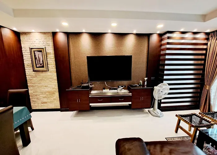 Luxurious 2-bedroom With Pool View Near Bts Ekkamai Station バンコク都