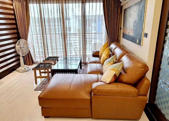 Luxurious 2-bedroom With Pool View Near Bts Ekkamai Station バンコク都