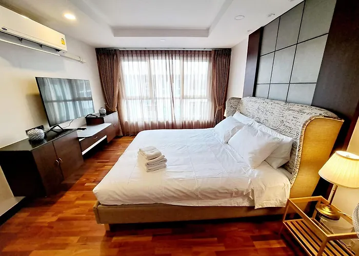別荘 Luxurious 2-bedroom With Pool View Near Bts Ekkamai Station *