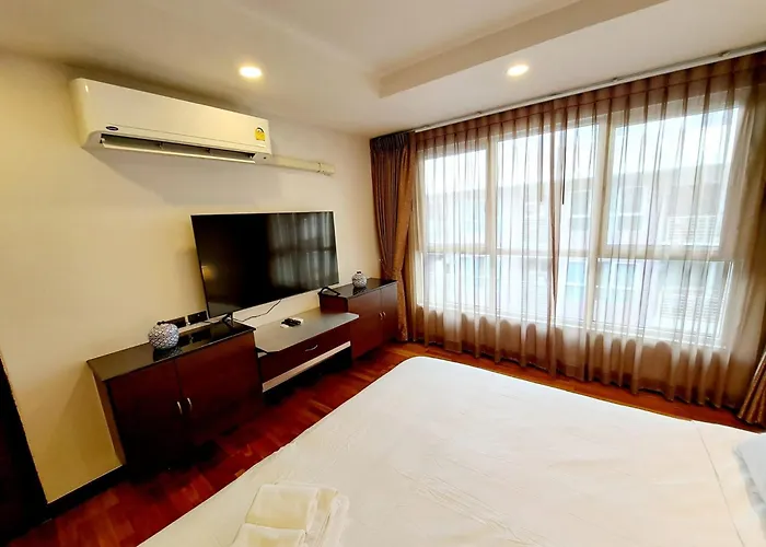 Luxurious 2-bedroom With Pool View Near Bts Ekkamai Station バンコク都