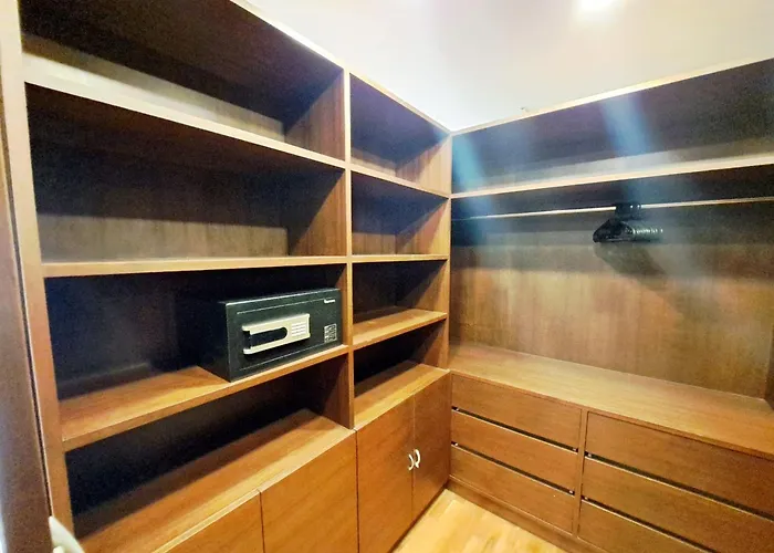 Luxurious 2-bedroom With Pool View Near Bts Ekkamai Station バンコク都
