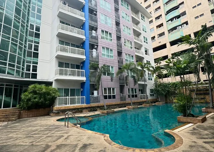 Luxurious 2-bedroom With Pool View Near Bts Ekkamai Station 別荘 *