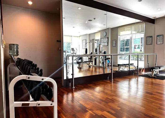 Luxurious 2-bedroom With Pool View Near Bts Ekkamai Station 別荘 バンコク都