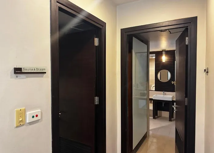 Luxurious 2-bedroom With Pool View Near Bts Ekkamai Station