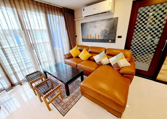 Luxurious 2-bedroom With Pool View Near Bts Ekkamai Station *