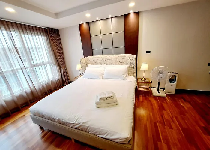 Luxurious 2-bedroom With Pool View Near Bts Ekkamai Station バンコク都