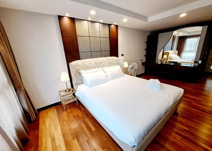 Luxurious 2-bedroom With Pool View Near Bts Ekkamai Station *