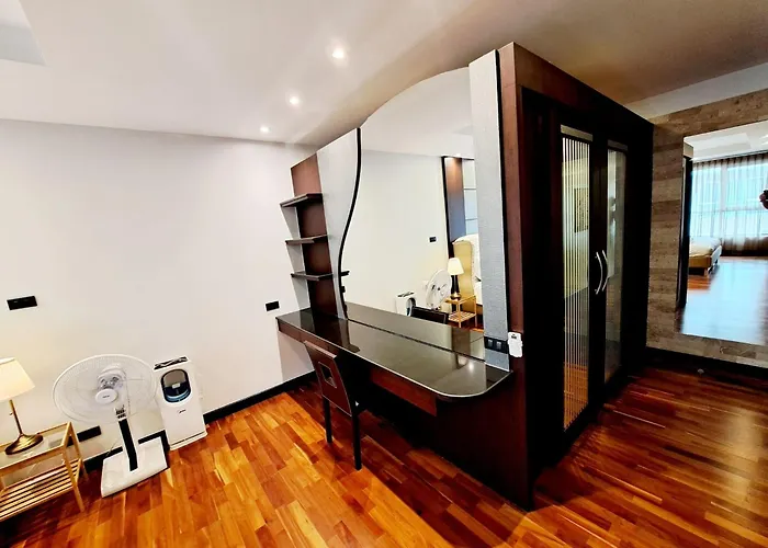 Luxurious 2-bedroom With Pool View Near Bts Ekkamai Station 別荘