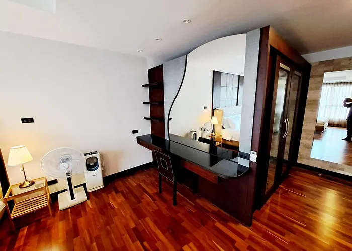 Luxurious 2-bedroom With Pool View Near Bts Ekkamai Station 別荘 バンコク都