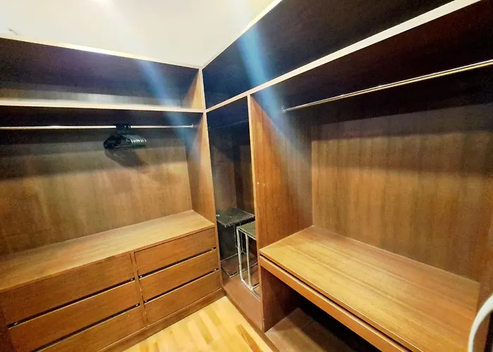 Luxurious 2-bedroom With Pool View Near Bts Ekkamai Station 別荘