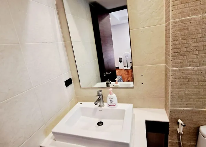Luxurious 2-bedroom With Pool View Near Bts Ekkamai Station *