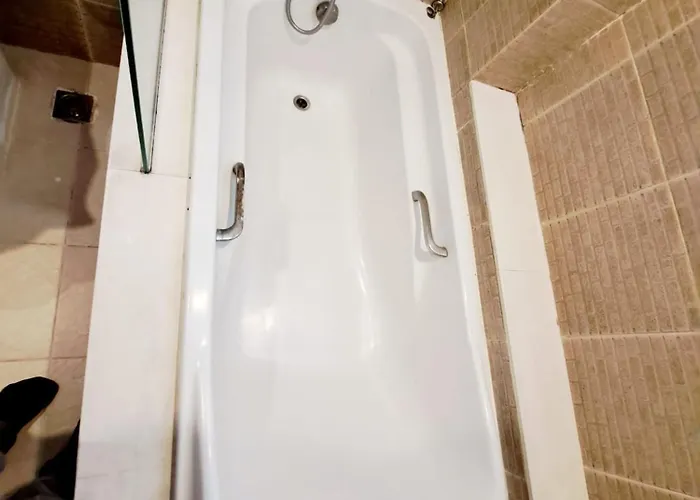Luxurious 2-bedroom With Pool View Near Bts Ekkamai Station 別荘 バンコク都