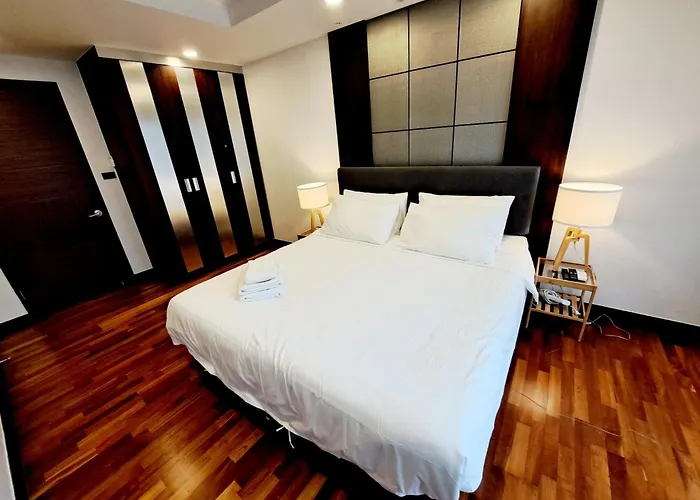 Luxurious 2-bedroom With Pool View Near Bts Ekkamai Station 別荘 バンコク都