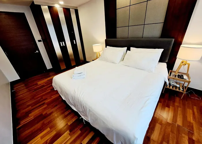 Luxurious 2-bedroom With Pool View Near Bts Ekkamai Station 別荘