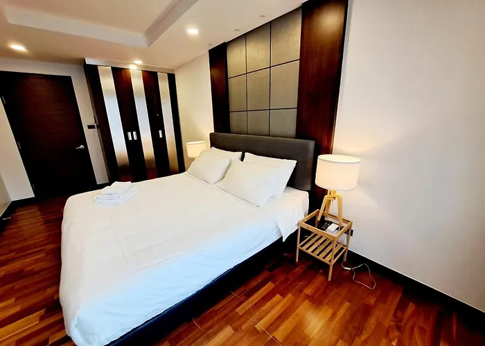 Luxurious 2-bedroom With Pool View Near Bts Ekkamai Station