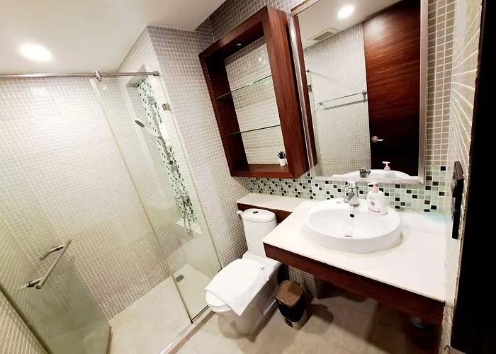 Luxurious 2-bedroom With Pool View Near Bts Ekkamai Station 別荘 バンコク都
