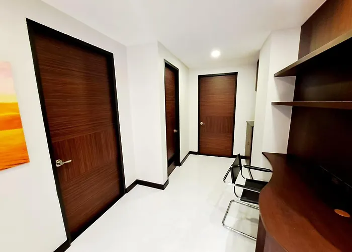 Luxurious 2-bedroom With Pool View Near Bts Ekkamai Station 別荘