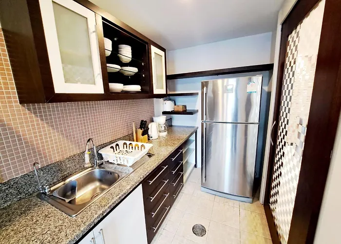 Luxurious 2-bedroom With Pool View Near Bts Ekkamai Station *